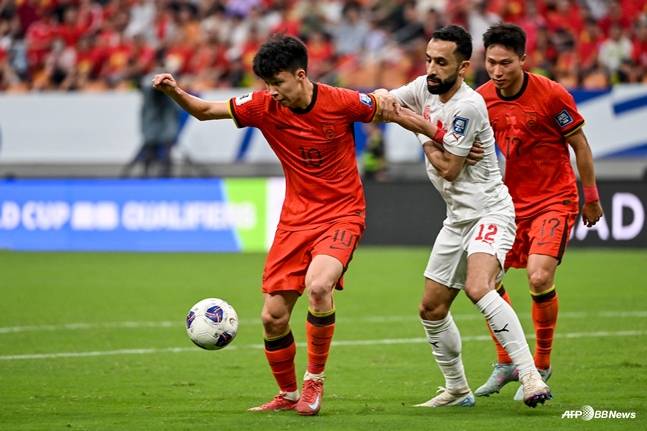 바레인 수비수들을 상대로 경합을 펼치고 있는 왕위동(왼쪽). /AFPBBNews=뉴스1