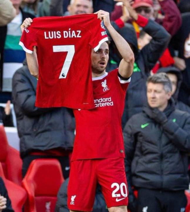 지난 2023년 루이스 디아스의 아버지 납치 사건 당시 골을 넣고 그의 유니폼을 들어올리며 지지를 표명했던 고 디오구 조타의 모습. /사진=스포르트 SNS 캡처