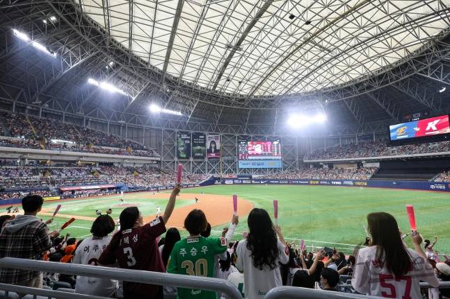 야구팬들이 고척돔에서 야구 경기를 즐기고 있다. /사진=키움 히어로즈 제공