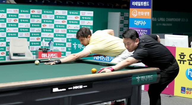 마르티네스(왼쪽)가 조재호와 함께 선공을 가리는 뱅킹을 하고 있다. /사진=PBA 투어 제공