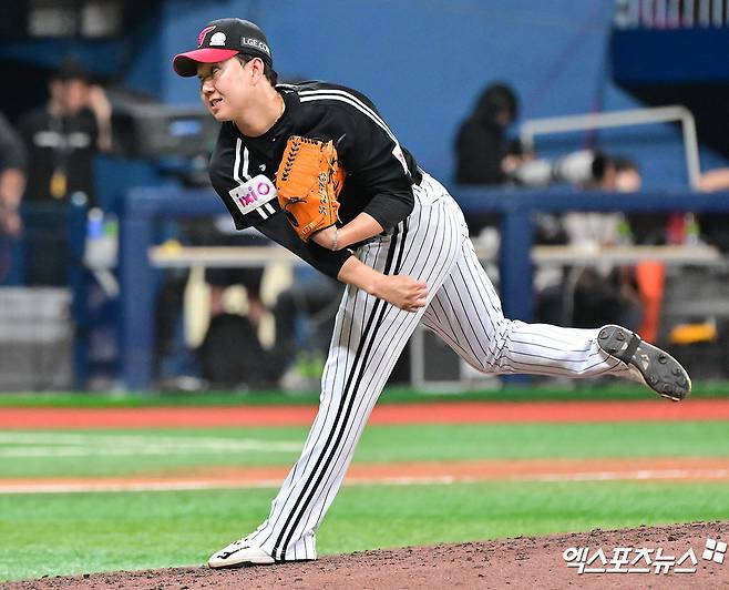 지난달 8일 오후 서울 구로구 고척스카이돔에서 열린 '2025 신한 SOL Bank KBO리그' LG 트윈스와 키움 히어로즈의 경기, 9회말 LG 유영찬이 공을 힘차게 던지고 있다. 엑스포츠뉴스 DB