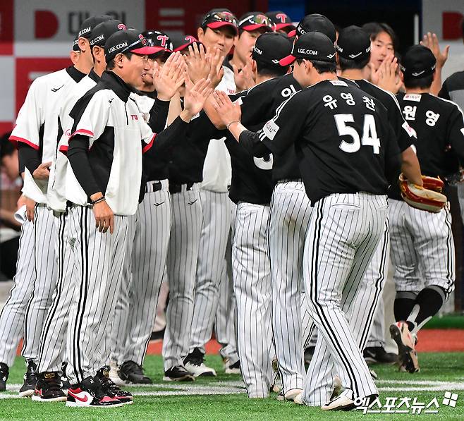 지난달 8일 오후 서울 구로구 고척스카이돔에서 열린 '2025 신한 SOL Bank KBO리그' LG 트윈스와 키움 히어로즈의 경기, 이날 경기에서 승리한 LG 염경엽 감독이 선수단과 하이파이브를 하고 있다. 엑스포츠뉴스 DB