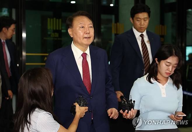 고검 나서는 윤석열 전 대통령 (서울=연합뉴스) 김성민 기자 = 윤석열 전 대통령이 5일 내란 특검 2차 조사를 마치고 조은석 특별검사팀 사무실이 있는 서울 서초구 서울고검을 나서고 있다. 2025.7.6 ksm7976@yna.co.kr