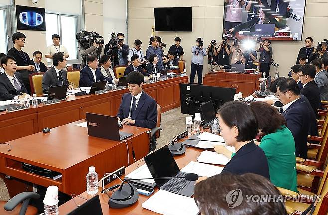 의사봉 두드리는 최민희 위원장 (서울=연합뉴스) 김주형 기자 = 7일 서울 여의도 국회에서 열린 과학기술정보통신위원회 전체회의에서 더불어민주당 소속 최민희 위원장이 의사봉을 두드리고 있다. 2025.7.7 kjhpress@yna.co.kr