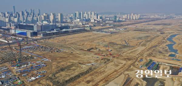 사진은 인천 송도국제도시 11공구 첨단산업클러스터에서 공사가 한창 진행중인 모습. /경인일보DB