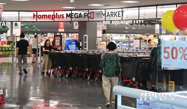 홈플러스가 기업회생 절차를 밟은 지 120일을 넘긴 가운데, 8일 경기도내 한 홈플러스가 한산한 모습을 보이고 있다. 2025.7.8 /최은성기자 ces7198@kyeongin.com