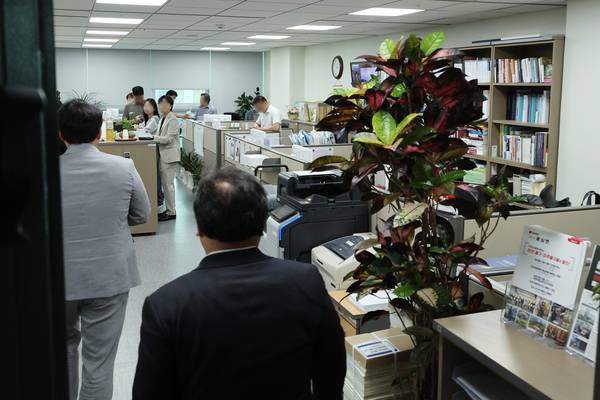 윤석열 전 대통령 배우자 김건희 여사와 관련한 의혹들을 수사하는 민중기 특별검사팀이 8일 서울 여의도 국회 의원회관 내 국민의힘 윤상현 의원실을 압수수색하고 있다. 2025.7.8 /연합뉴스