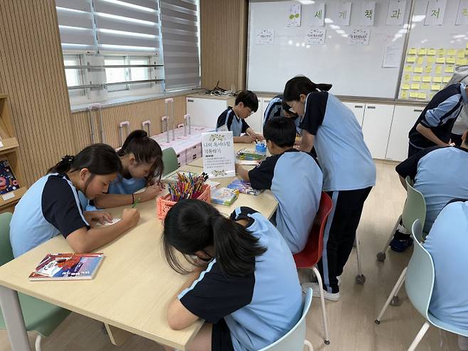 세계 책과 저작권의 날 기념행사 중인 대전외삼중 학생들. 대전외삼중 제공