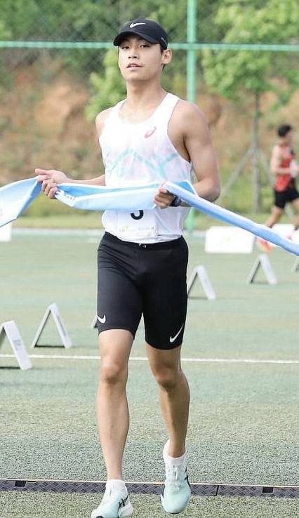 전남도청 김영하가 지난 7일 전북 완주에서 막을 내린 ‘제12회 한국실업연맹회장배 전국근대5종경기대회’ 남일부 4종 개인전에 출전해 레이저런 경기에서 가장 먼저 결승선에 도착하고 있다. 전남도체육회 제공