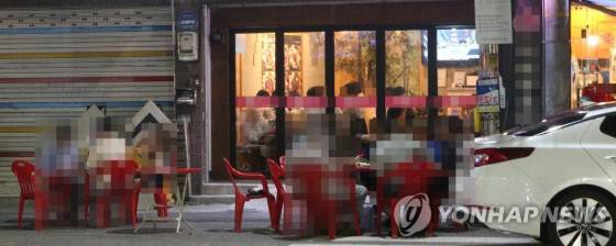 밤 늦은 시간까지 야외 술판이 진행되고 있다. 연합뉴스