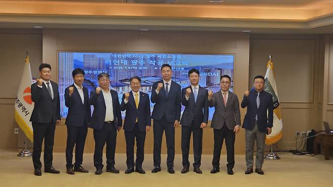 광주광역시와 현대백화점이 8일 광주시청 3층 비즈니스룸에서 광주 복합쇼핑몰 '더현대 광주' 착공 보고회를 가진 후 기념사진을 찍고 있다./김성빈 기자 ksb@namdonews.com