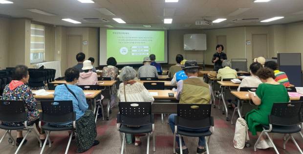 광주서구문화원에서 지난 7일 ‘2025 국가유산 아카데미’가 열렸다. 참가자들이 강의를 듣는 모습.<광주서구문화원 제공>