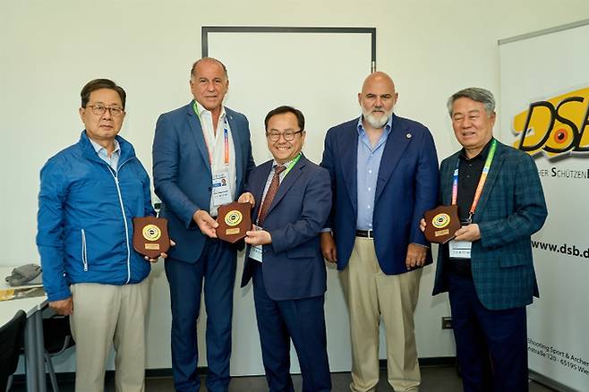 국제사격연맹(ISSF) 홈페이지에 게재된 2027 세계사격선수권대회 대구 유치단과 아시아사격연맹 임원들의 모습.<국제사격연맹 제공>
