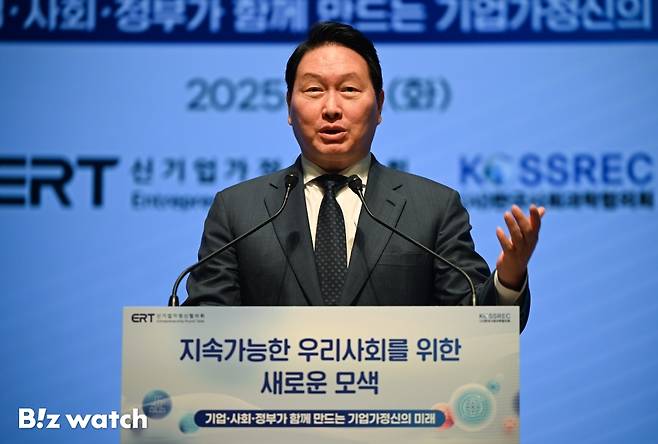 최태원 대한상공회의소 회장이 8일 서울 중구 대한상의에서 열린 '지속가능한 우리 사회를 위한 새로운 모색'을 주제로 한 토론회에 참석해 인사말하고 있다./사진=이명근 기자 qwe123@