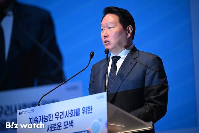 최태원 대한상공회의소 회장이 8일 서울 중구 대한상의에서 열린 '지속가능한 우리 사회를 위한 새로운 모색'을 주제로 한 토론회에 참석해 인사말하고 있다./사진=이명근 기자 qwe123@