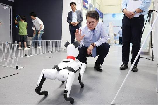 정원오 성동구청장이 8일 새로 개관한 성동 AI·미래기술체험센터에서 반려봇 체험을 하고 있다.(사진/성동구청 제공)