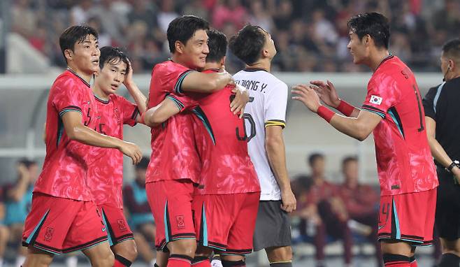 7일 경기도 용인미르스타디움에서 열린 2025년 동아시아축구연맹(EAFF) E-1 챔피언십(동아시안컵) 남자부 한국과 중국의 경기. 팀 두번째 골을 넣은 주민규가 동료선수들과 하이파이브를 하고 있다. 사진=연합뉴스