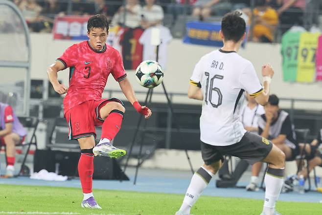 7일 경기도 용인미르스타디움에서 열린 2025년 동아시아축구연맹(EAFF) E-1 챔피언십(동아시안컵) 남자부 1차전 한국과 중국의 경기. 한국 이태석이 패스하고 있다. 사진=연합뉴스
