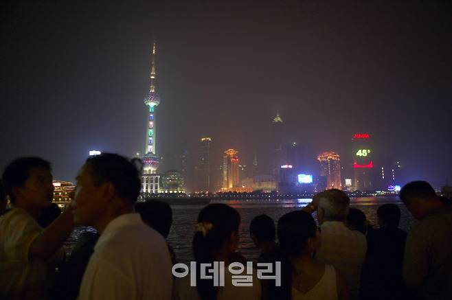 상하이 와이탄 야경을 구경하고 있는 여행객들 (사진=게티이미지뱅크)