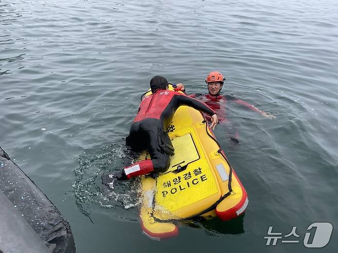 지난 7일 오후 강원 속초 속초해경 전용부두 인근 해상에서 진행된 구조·구급 대응 훈련에 동참한 기자.(속초해경 제공, 재판매 및 DB 금지) 2025.7.8/뉴스1