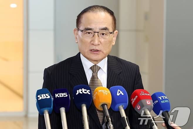 위성락 국가안보실장이 6일 오전 인천국제공항을 통해 미국으로 출국하기 앞서 취재진의 질문에 답하고 있다. 위성락 실장은 미국 측 인사들과 관세 등 현안 관련 논의에 나설 계획이다. 2025.7.6/뉴스1 ⓒ News1 민경석 기자