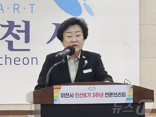 김경희 이천시장이 8일 시청 소통큰마당에서 민선8기 3주년 언론브리핑을 갖고 첨단산업도시, 모두가 행복한 복지도시 등 8대 시정 방향과 시의 비전을 설명하고 있다. ⓒ News1 김평석 기자