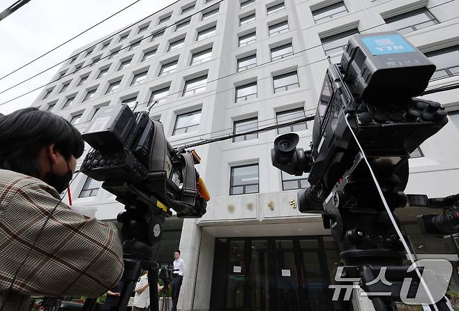 윤석열 전 대통령 배우자 김건희 여사 의혹을 수사하는 민중기 특별검사팀이 3일 오전 서울 종로구 삼부토건에 대한 압수수색에 돌입한 가운데 취재진이 대기하고 있다. 2025.7.3/뉴스1 ⓒ News1 장수영 기자