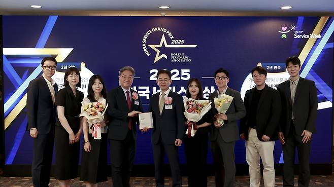 대한항공씨앤디서비스 최덕진 대표(왼쪽 다섯번째)가 '2025 한국서비스대상'에서 기내식 및 기내면세 부문 종합대상을 수상했다. 사진 = 대한항공씨앤디서비스 제공