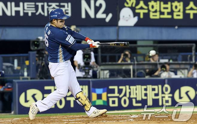 18일 오후 서울 송파구 잠실야구장에서 열린 프로야구 '2025 신한 SOL뱅크 KBO 리그' LG 트윈스와 NC 다이노스의 경기에서 4회초 2사 2루상황 NC 권희동이 1타점 2루타를 치고 있다. 2025.6.18/뉴스1 ⓒ News1 박세연 기자
