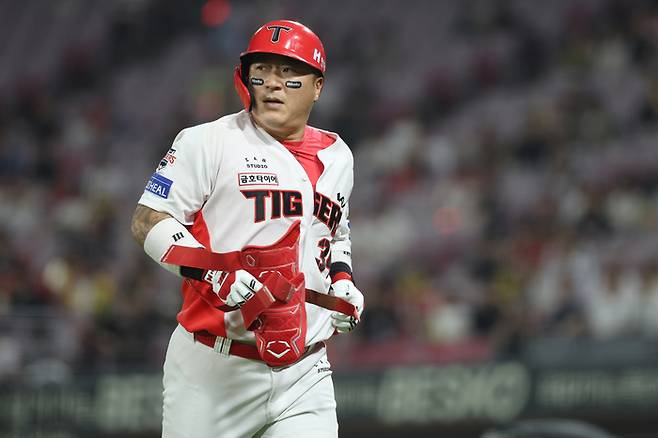 KIA 최형우가 광주-기아 챔피언스 필드에서 열린 2025 KBO리그 KT전에서 8회 적시타를 때린 후 대주자와 교체되고 있다. 사진 | KIA 타이거즈