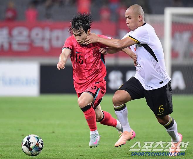 7일 축구대표팀이 용인미르스타디움에서 동아시안컵 중국과 첫 경기를 펼쳤다. 힘차게 돌파를 시도하고 있는 대표팀 김문환. 용인=송정헌 기자songs@sportschosun.com/2025.07.07/