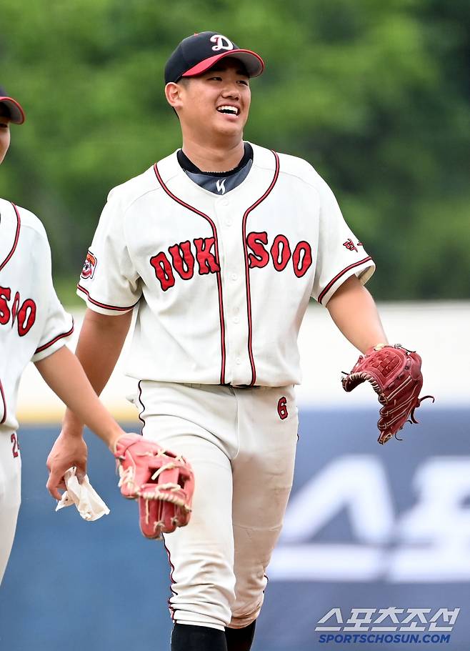 4일 서울 목동구장에서 열린 제80회 청룡기 고교야구선수권 대회 및 주말리그 왕중왕전 경기고와 덕수고의 경기, 덕수고가 4대3으로 승리하며 16강에 진출했다. 경기를 끝낸 덕수고 엄준상이 환호하고 있다. 목동=허상욱 기자wook@sportschosun.com/2025.07.04/