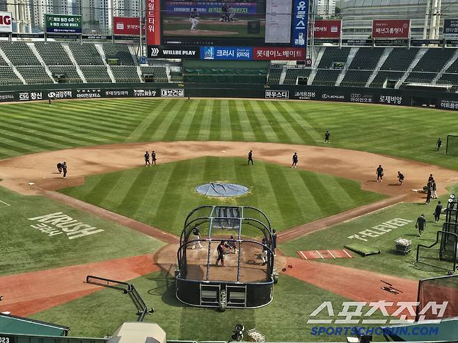 폭염에도 훈련에 매진하는 롯데 선수들. 김영록 기자