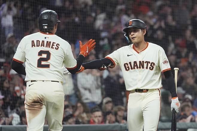 San Francisco Giants' Willy Adames (2) is congratulated by Jung Hoo Lee after scoring against the Philadelphia Phillies during the eighth inning of a baseball game in San Francisco, Monday, July 7, 2025. AP연합뉴스