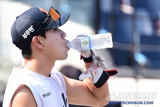 8일 대전 한화생명 볼파크에서 열리는 한화와 KIA의 주중 3연전 첫 번째 경기. 훈련 도중 물을 마시고 있는 한화 박정현. 대전=송정헌 기자songs@sportschosun.com/2025.07.08/