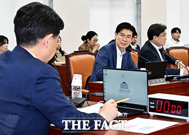 의사진행 발언하는 조정훈 국민의힘 의원(가운데).