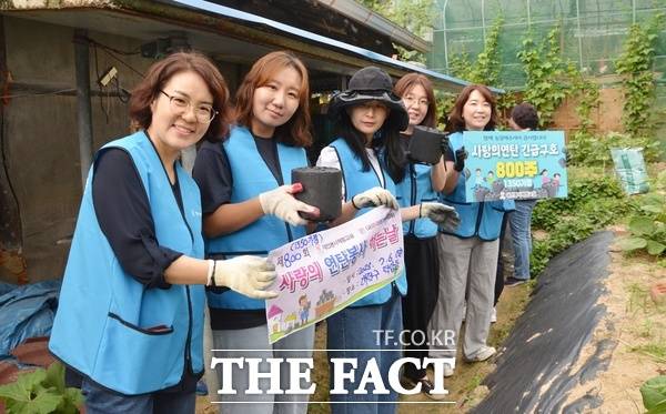 연탄 봉사 나눔 800주 차를 맞은 6일 대전봉사체험교실 회원들이 대덕구에서 1350번째 가정에 '사랑의 연탄 나눔' 봉사를 펼치고 있다. /선치영 기자