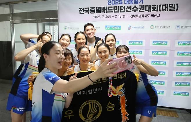 김혜정(맨앞) 안세영 등 섬성생명 선수들이 7일 2025 대통령기 전국종별배드민턴선수권대회 여자일반부 단체전 우승 뒤 사진을 찍으며 기쁨을 나누고 있다. 사진/삼성생명 스포츠단 SNS