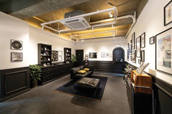 이터널로그 성수점은 중앙에 있는 큰 소파를 중심으로 손님들이 자유롭게 공간을 둘러볼 수 있는 구조로 설계됐다.