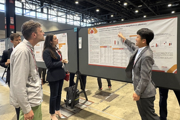 류영상 조선대학교 내분비대사내과 교수(맨 오른쪽)가 참관객에게 연구 결과를 설명하고 있다. 대웅제약