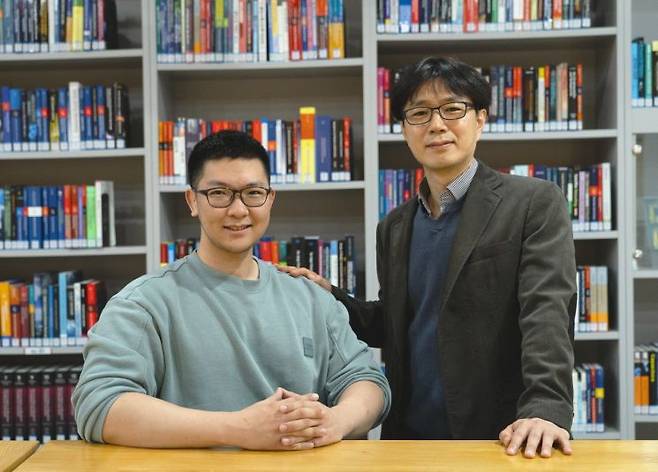 (오른쪽부터) GIST 물리·광과학과 이종석 교수, 최인혁 박사.