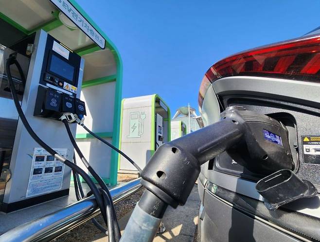 인천국제공항의 한 충전소에서 전기차가 충전하고 있다. 연합뉴스