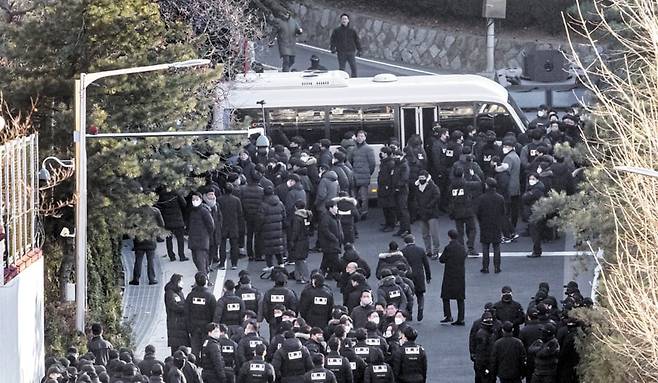 지난 1월 3일 서울 용산구 한남동 대통령 관저 앞 모습. 당시 윤석열 대통령의 체포 영장 집행에 나선 고위공직자범죄수사처와 경찰이 대통령경호처와 대치하고 있다. 경호처는 버스 등으로 저지선을 만들었다. 영장 집행은 5시간 30분가량 대치한 끝에 불발됐다./김지호 기자