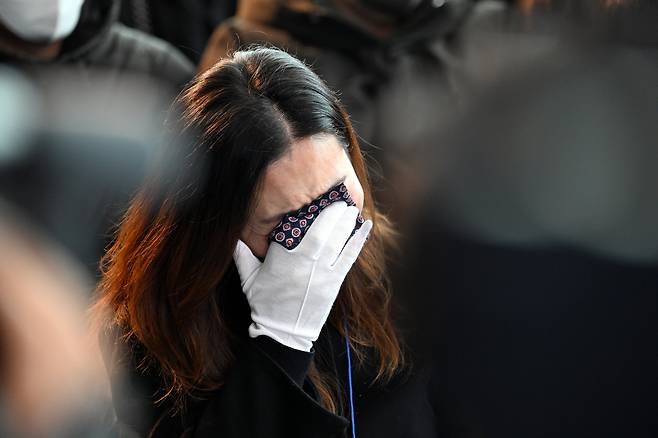 지난 1월 18일 전남 무안국제공항에서 제주항공 여객기 참사 희생자 합동추모식이 열렸다. 이날 희생자 유가족은 헌화와 분향, 추도사 낭독 후 사고현장을 둘러보고 추모식을 마무리했다. /광주전남사진기자회