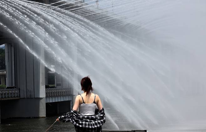 서울 전역에 폭염주의보가 발령된 지난달 30일 오후 서울 서초구 반포한강공원에서 시민들이 반포대교 달빛무지개분수를 바라보며 산책을 하고 있다. /뉴스1