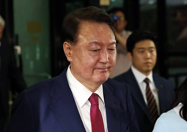 윤석열 전 대통령이 지난 5일 오후 서울 서초구 서울고검에서 내란 특검 2차 조사를 받은 뒤 청사를 나서고 있다. /뉴스1