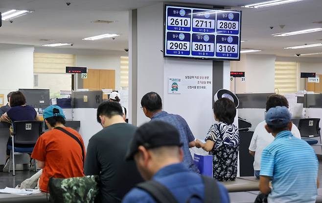 7일 서울 마포구 서울서부고용복지플러스센터에 실업급여를 신청하려는 구직자들이 몰려 있다. 실업급여는 고용보험에 가입해야 받을 수 있다. 정부는 단시간 근로자들도 실업급여를 받을 수 있도록 고용보험 가입 기준을 바꾸기로 했다./김지호 기자