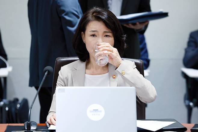 이진숙 방송통신위원장이 8일 서울 용산 대통령실 청사에서 열린 국무회의에 참석해 물을 마시고 있다. /뉴시스