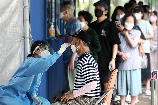 2023년 8월 21일 대구 달서구 보건소에 마련된 코로나19 선별진료소에서 의료진이 시민의 검체를 채취하고 있다. /뉴스1