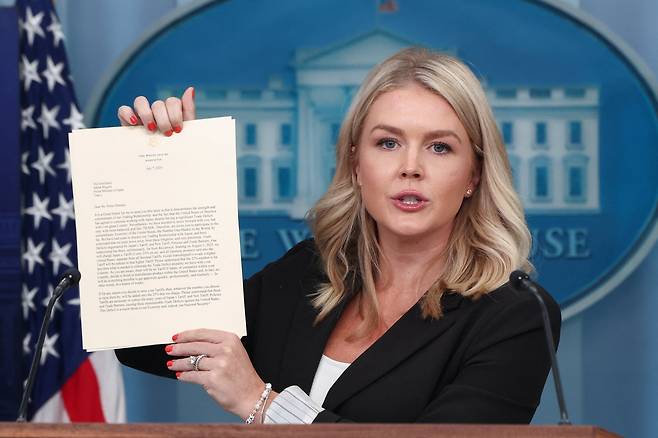 캐럴라인 리빗 백악관 대변인이 2025년 7월 7일 미국 워싱턴 D.C. 백악관에서 열린 기자회견에서 도널드 트럼프 미국 대통령이 이시바 시게루 일본 총리에게 보낸 서한을 보여주고 있다. /연합뉴스